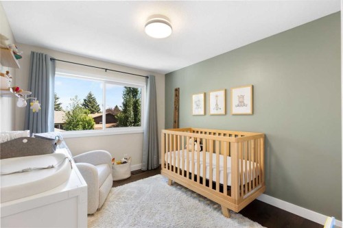 44 Sunmount Crescent Se, Calgary, AB - Indoor Photo Showing Bedroom
