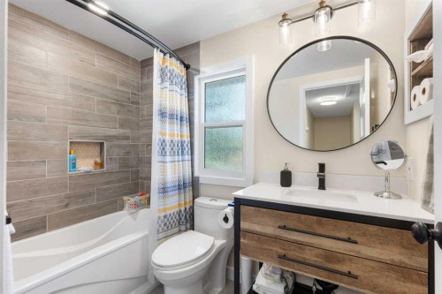 44 Sunmount Crescent Se, Calgary, AB - Indoor Photo Showing Bathroom