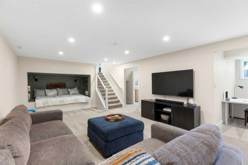 44 Sunmount Crescent Se, Calgary, AB - Indoor Photo Showing Living Room