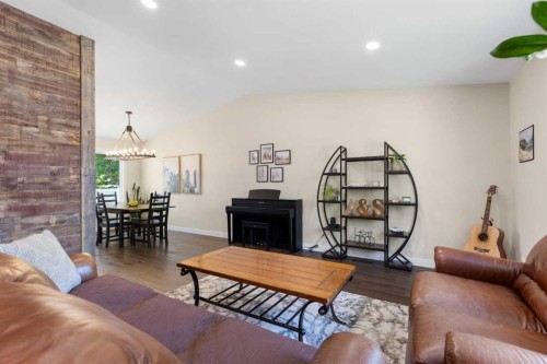 44 Sunmount Crescent Se, Calgary, AB - Indoor Photo Showing Living Room