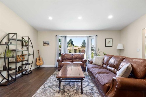 44 Sunmount Crescent Se, Calgary, AB - Indoor Photo Showing Living Room