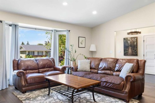 44 Sunmount Crescent Se, Calgary, AB - Indoor Photo Showing Living Room