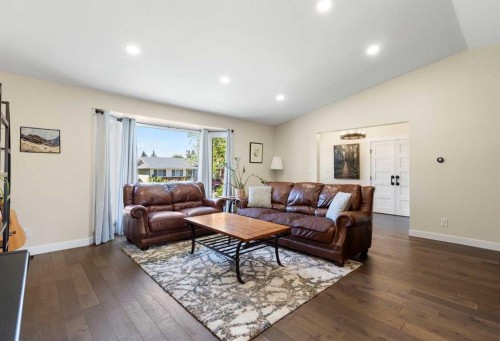 44 Sunmount Crescent Se, Calgary, AB - Indoor Photo Showing Living Room