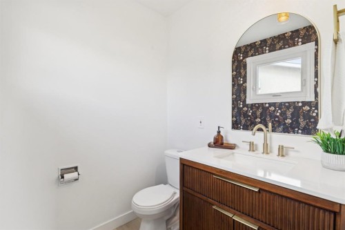 1212 Lake Sylvan Drive Se, Calgary, AB - Indoor Photo Showing Bathroom