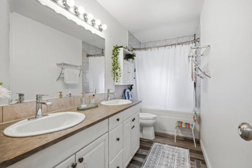 9832 Athens Road Se, Calgary, AB - Indoor Photo Showing Bathroom