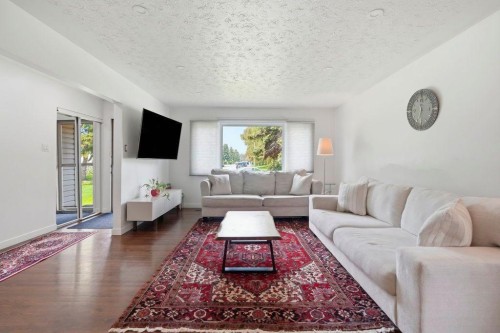 9832 Athens Road Se, Calgary, AB - Indoor Photo Showing Living Room