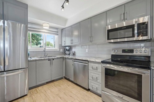 9832 Athens Road Se, Calgary, AB - Indoor Photo Showing Kitchen With Stainless Steel Kitchen With Upgraded Kitchen