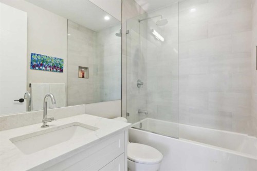 23 Elveden Park Sw, Calgary, AB - Indoor Photo Showing Bathroom
