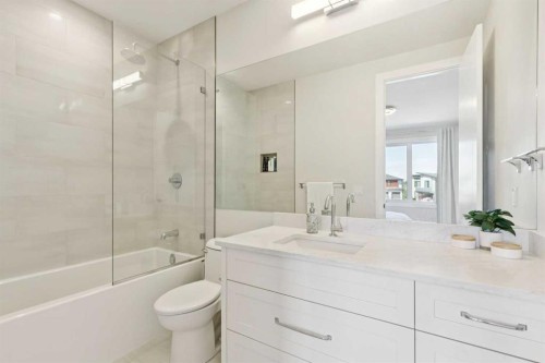 23 Elveden Park Sw, Calgary, AB - Indoor Photo Showing Bathroom