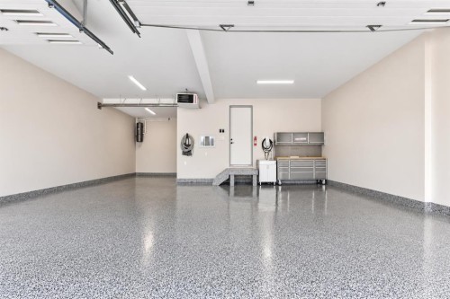 23 Elveden Park Sw, Calgary, AB - Indoor Photo Showing Garage