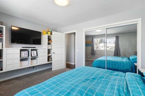 172 Rundlefield Crescent Ne, Calgary, AB - Indoor Photo Showing Bedroom