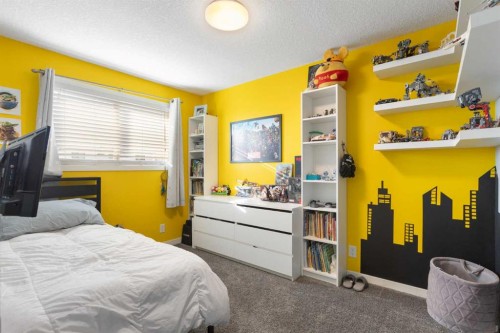 172 Rundlefield Crescent Ne, Calgary, AB - Indoor Photo Showing Bedroom