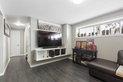 172 Rundlefield Crescent Ne, Calgary, AB - Indoor Photo Showing Living Room