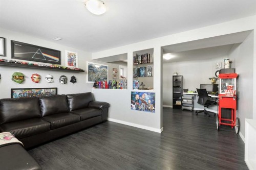 172 Rundlefield Crescent Ne, Calgary, AB - Indoor Photo Showing Living Room