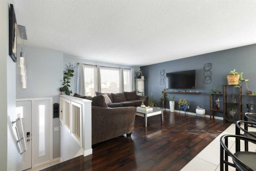 172 Rundlefield Crescent Ne, Calgary, AB - Indoor Photo Showing Living Room