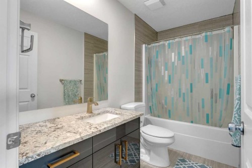 3409 2 Street Nw, Calgary, AB - Indoor Photo Showing Bathroom