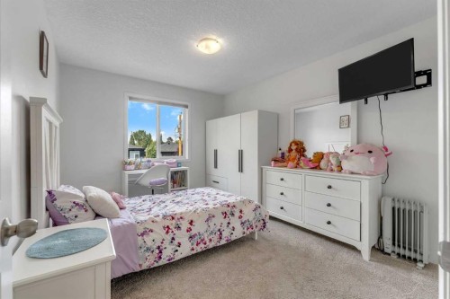 3409 2 Street Nw, Calgary, AB - Indoor Photo Showing Bedroom