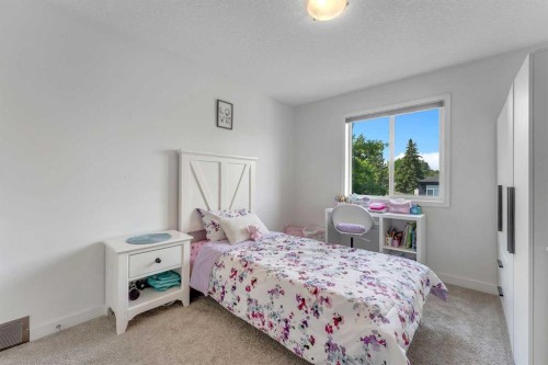 3409 2 Street Nw, Calgary, AB - Indoor Photo Showing Bedroom