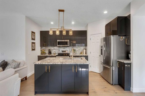 3409 2 Street Nw, Calgary, AB - Indoor Photo Showing Kitchen With Upgraded Kitchen