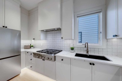623 18 Avenue Nw, Calgary, AB - Indoor Photo Showing Kitchen With Double Sink With Upgraded Kitchen