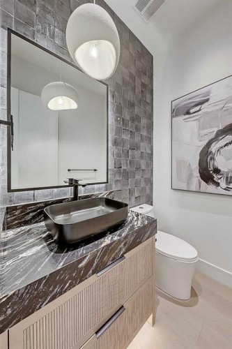623 18 Avenue Nw, Calgary, AB - Indoor Photo Showing Bathroom