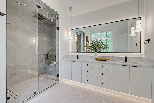 623 18 Avenue Nw, Calgary, AB - Indoor Photo Showing Bathroom
