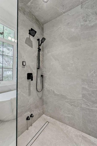 623 18 Avenue Nw, Calgary, AB - Indoor Photo Showing Bathroom
