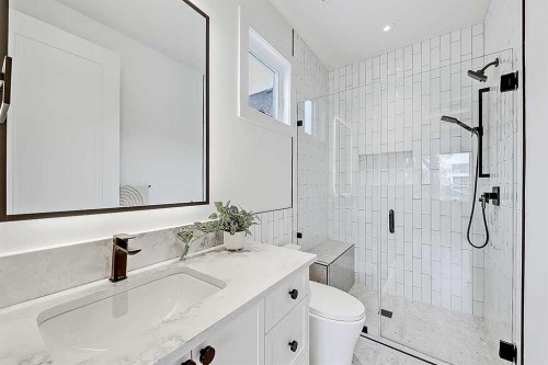 623 18 Avenue Nw, Calgary, AB - Indoor Photo Showing Bathroom