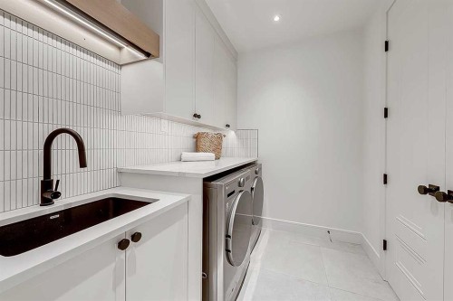 623 18 Avenue Nw, Calgary, AB - Indoor Photo Showing Laundry Room