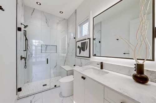 623 18 Avenue Nw, Calgary, AB - Indoor Photo Showing Bathroom