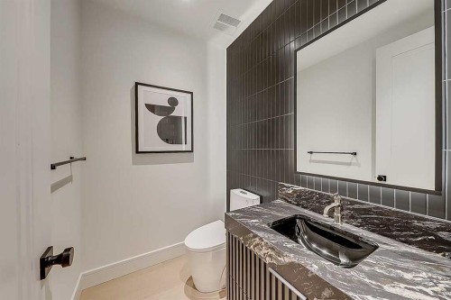623 18 Avenue Nw, Calgary, AB - Indoor Photo Showing Bathroom