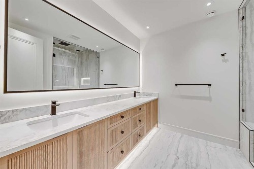 623 18 Avenue Nw, Calgary, AB - Indoor Photo Showing Bathroom