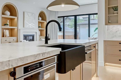 623 18 Avenue Nw, Calgary, AB - Indoor Photo Showing Kitchen