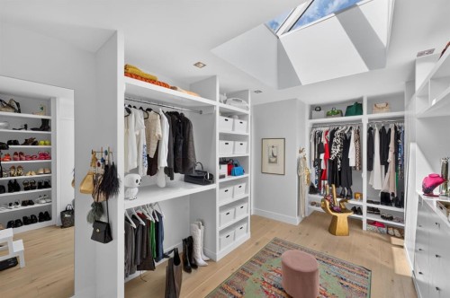 31 Windsor Crescent Sw, Calgary, AB - Indoor With Storage