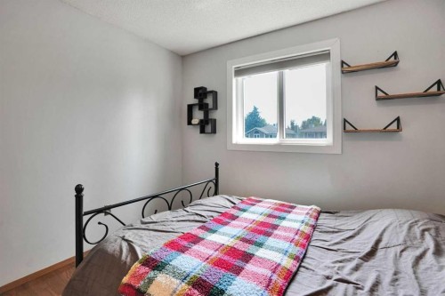 16 Sun Harbour Crescent Se, Calgary, AB - Indoor Photo Showing Bedroom