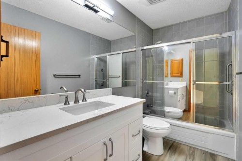 16 Sun Harbour Crescent Se, Calgary, AB - Indoor Photo Showing Bathroom