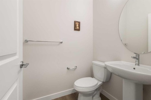 251 Lucas Boulevard Nw, Calgary, AB - Indoor Photo Showing Bathroom