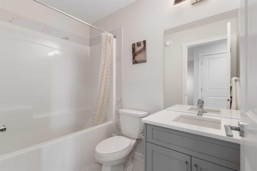 251 Lucas Boulevard Nw, Calgary, AB - Indoor Photo Showing Bathroom