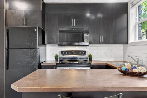 103-1333 13 Avenue Sw, Calgary, AB - Indoor Photo Showing Kitchen With Upgraded Kitchen