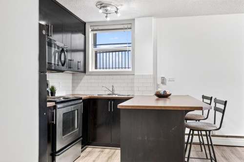103-1333 13 Avenue Sw, Calgary, AB - Indoor Photo Showing Kitchen With Upgraded Kitchen