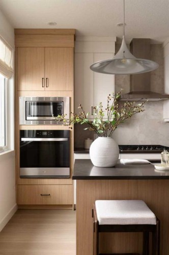 198 Starling Boulevard Nw, Calgary, AB - Indoor Photo Showing Kitchen