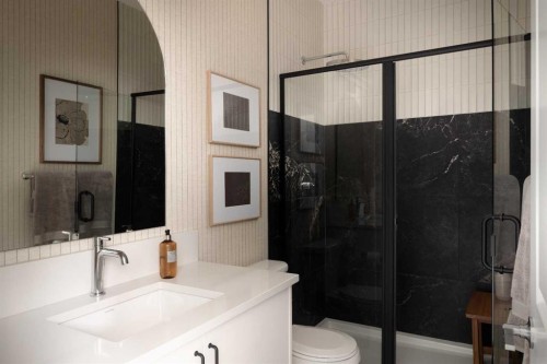 198 Starling Boulevard Nw, Calgary, AB - Indoor Photo Showing Bathroom