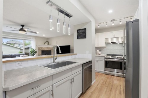 450 Elgin Way Se, Calgary, AB - Indoor Photo Showing Kitchen