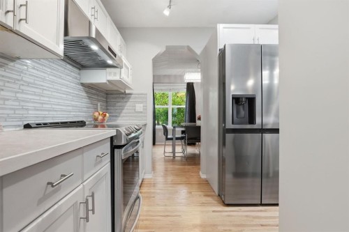 450 Elgin Way Se, Calgary, AB - Indoor Photo Showing Kitchen With Upgraded Kitchen