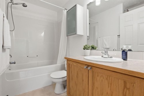 450 Elgin Way Se, Calgary, AB - Indoor Photo Showing Bathroom