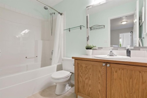 450 Elgin Way Se, Calgary, AB - Indoor Photo Showing Bathroom
