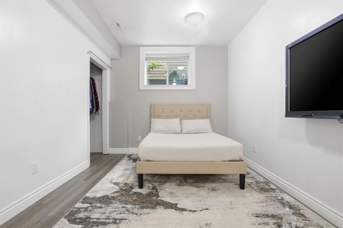 450 Elgin Way Se, Calgary, AB - Indoor Photo Showing Bedroom
