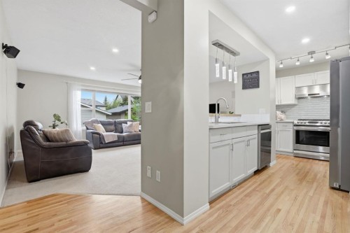 450 Elgin Way Se, Calgary, AB - Indoor Photo Showing Kitchen