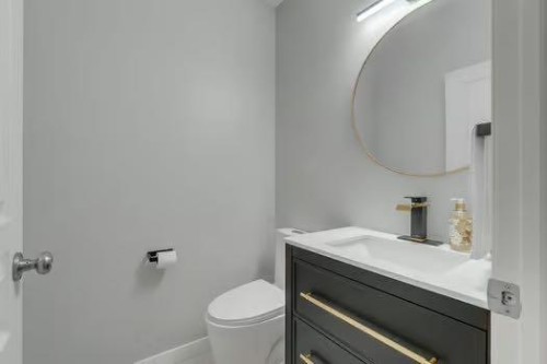 100 Fairways Drive Nw, Airdrie, AB - Indoor Photo Showing Bathroom
