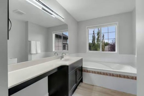 100 Fairways Drive Nw, Airdrie, AB - Indoor Photo Showing Bathroom